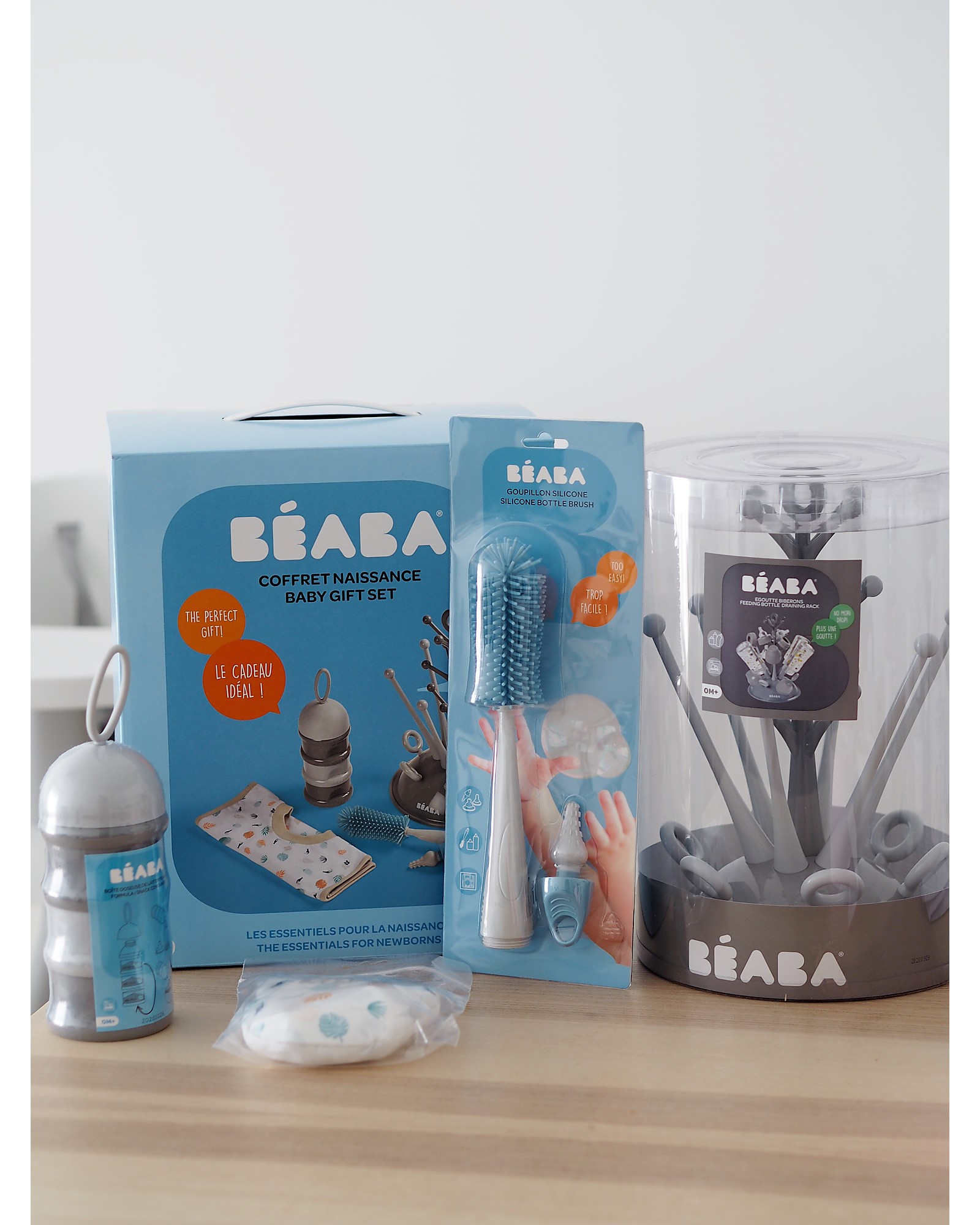Béaba Newborn Gift Set (Tree Draining Rack Grey + Stacked Formula Milk  Container + Silicone Bottle Brush + Cotton Bib Tropical) unisex (bambini)