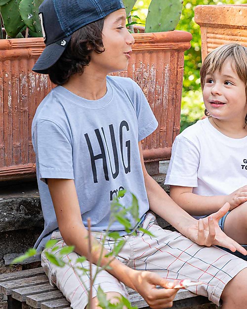Growing Together Hug Me T-Shirt - Light Blue - Organic Cotton and Natural Colors T-shirts