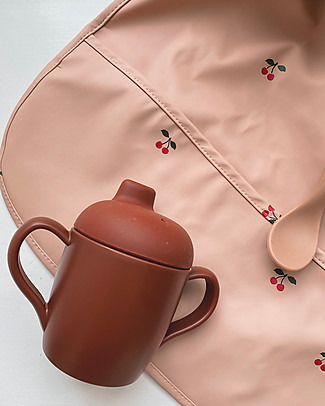 Konges Slojd Dinner Bib - Cherry - Waterproof - Practical pocket on the front! Waterproof Bibs