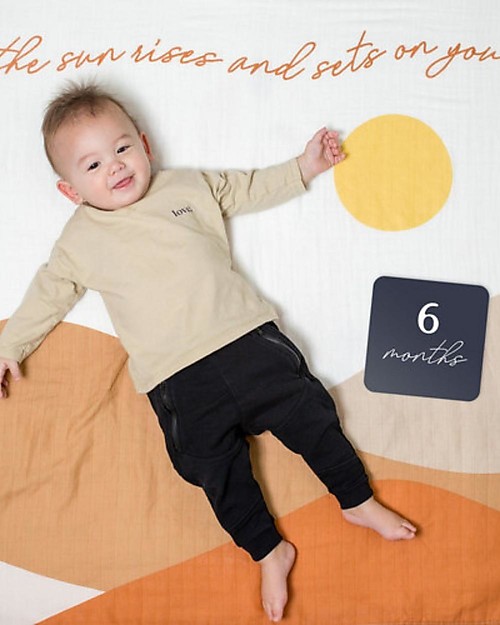 https://data.family-nation.com/imgprodotto/lulujo-baby-baby%E2%80%99s-first-year-swaddle-cards-set-sun-rises-for-the-social-baby-and-parents-muslin-swaddle_123547.jpg