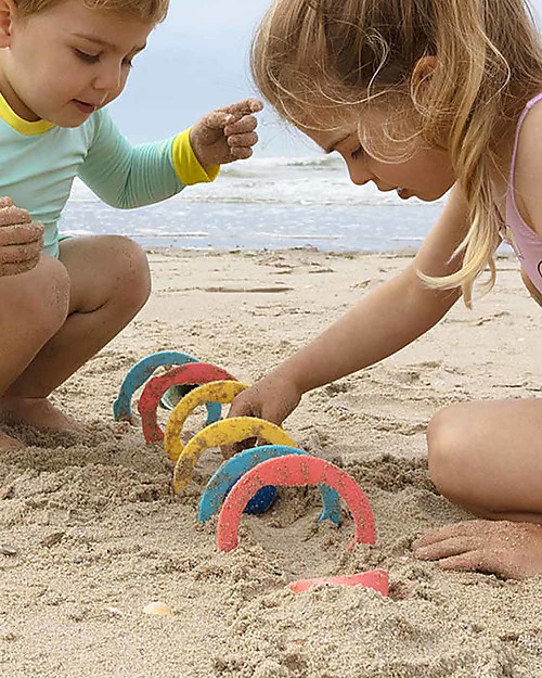 Quut Ringo set with 6 Rings and a Ball - Multicolored - Lightweight and environmentally friendly Beach Toys